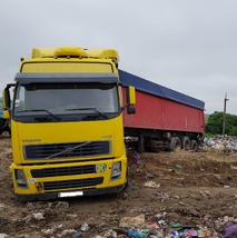 У м. Почаїв затримали фуру, з якої намагалися незаконно скинути сміття. Обставини з’ясовують правоохоронці.